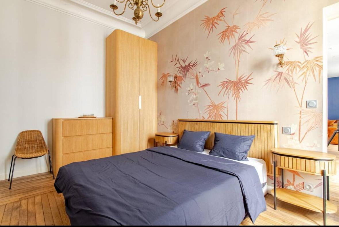 Very Chic Next To Trocadero And Eiffel Tower *