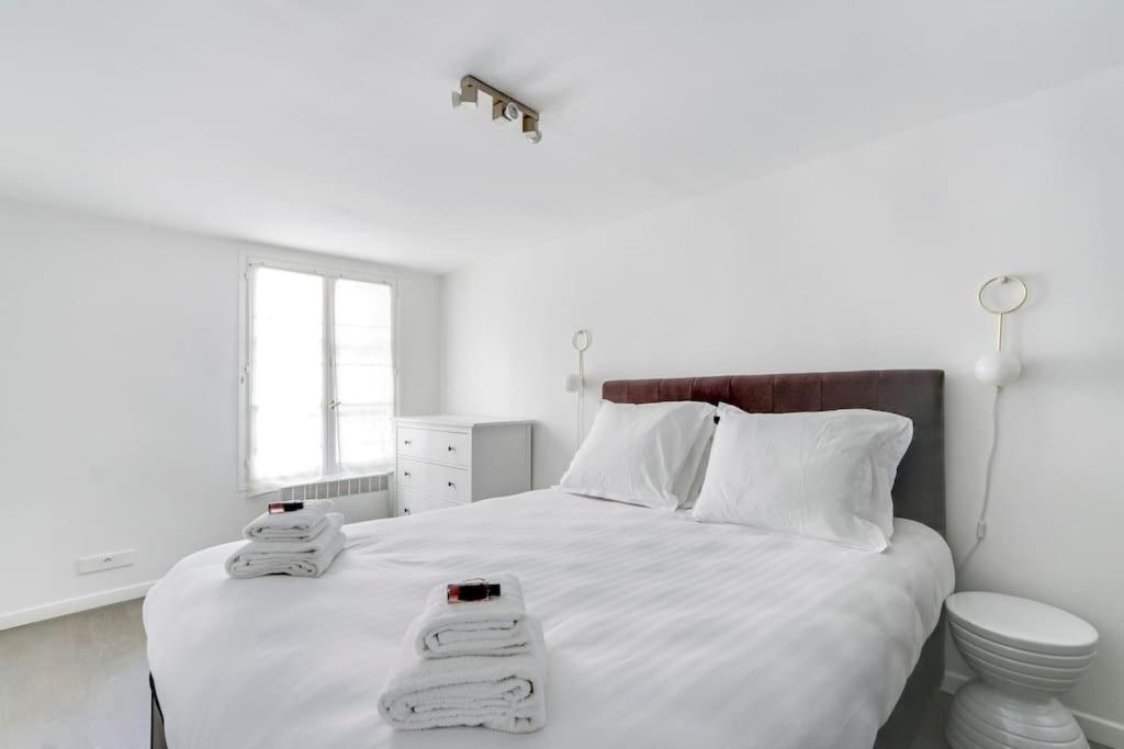 Off Bright In Heart Of Marais Apartment