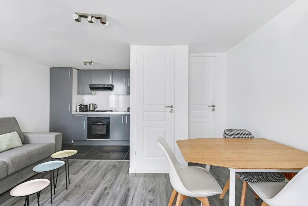 Off Bright In Heart Of Marais