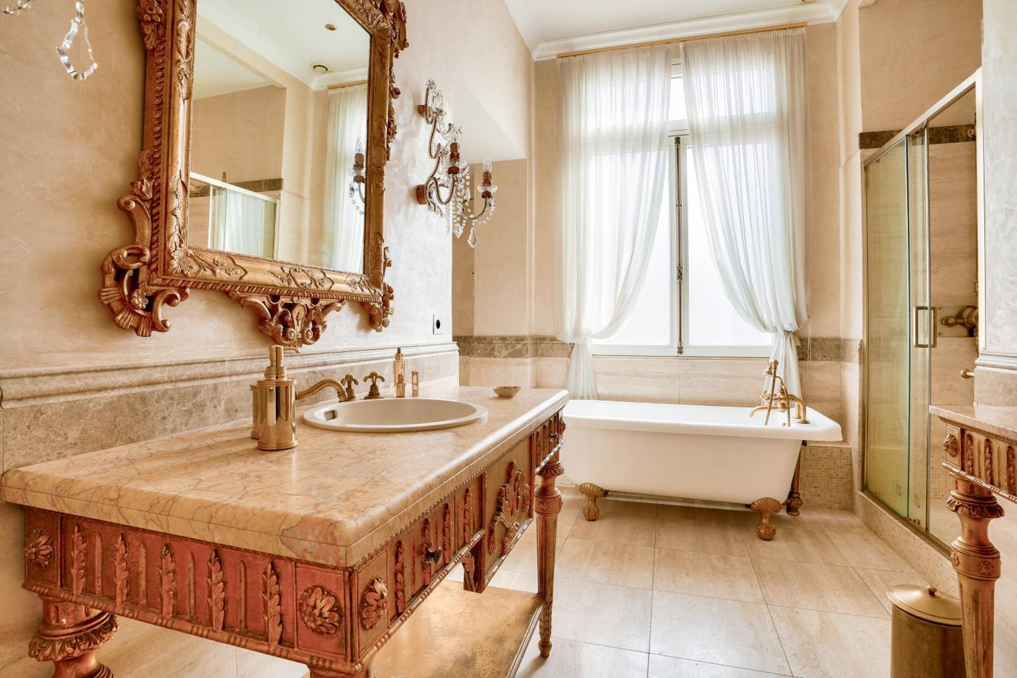 4 Bedroom Prestigious Baroque Near Trocadero