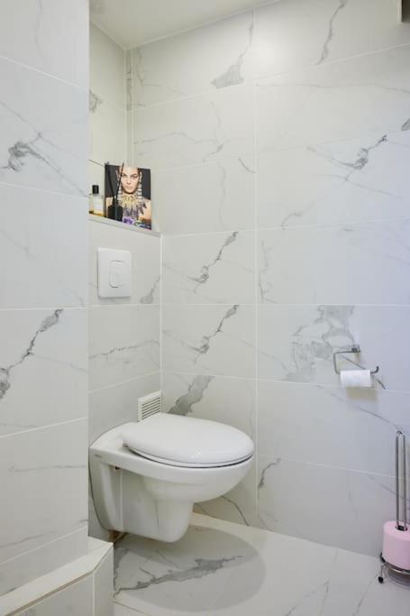 Apartment Type F2 Renove- Quartier Elysee Paris