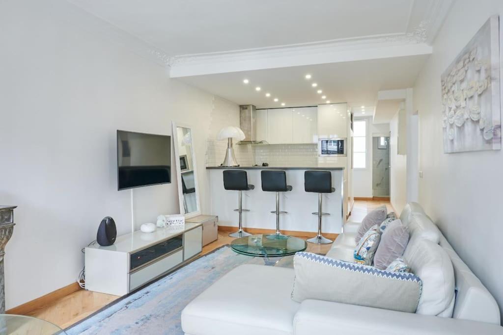 Type F2 Renove- Quartier Elysee Paris