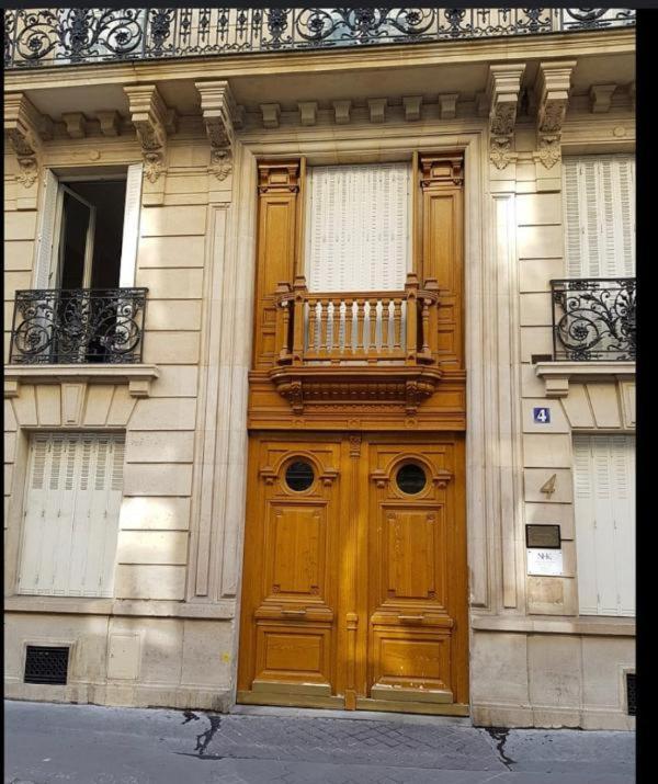 L'avenue Montaigne Paris