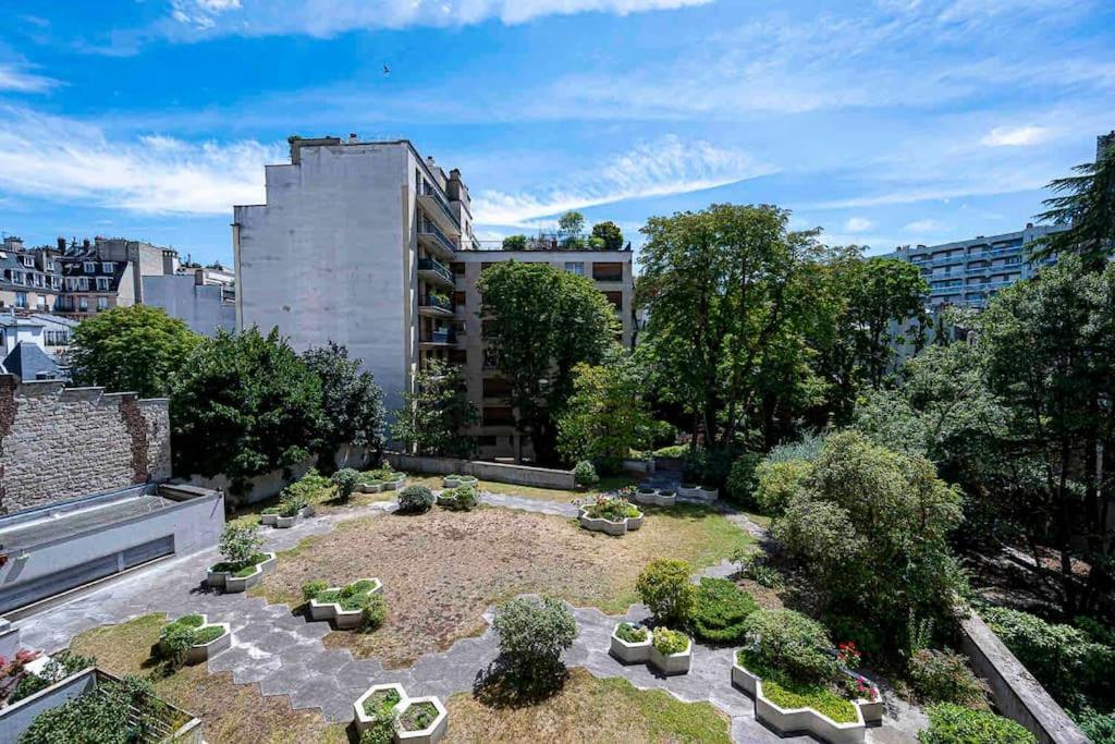Trendy ,quit And Chic Apartment Paris