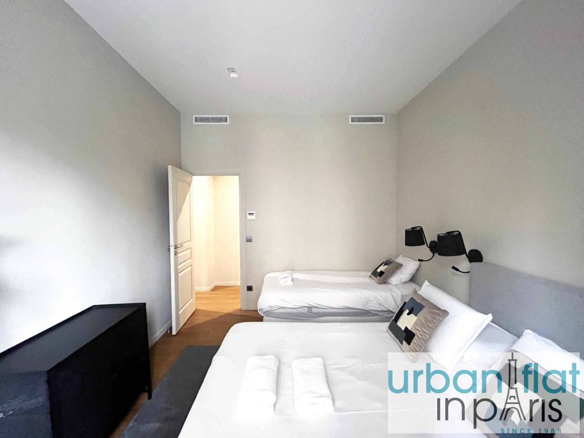 Urban Flat 119 - Spacious 5 Bedroom Flat In * Paris