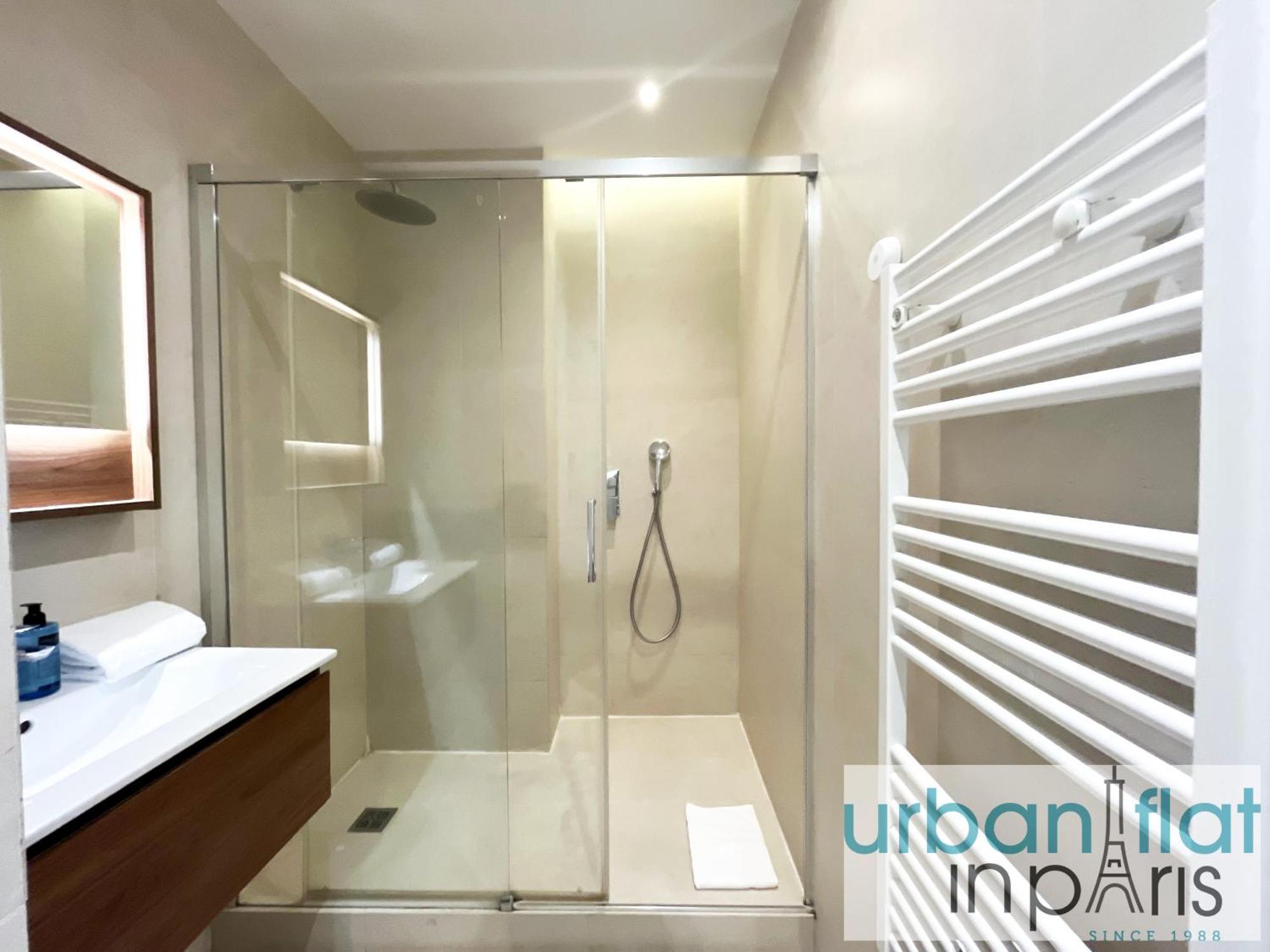Urban Flat 119 - Spacious 5 Bedroom Flat In Paris