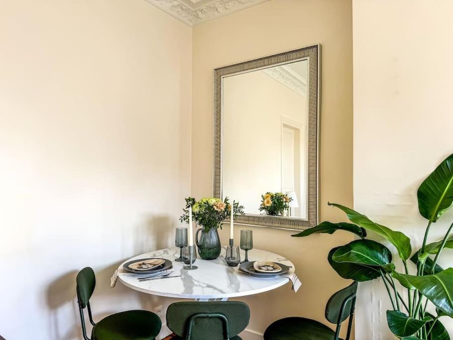 Chic Entre Histoire Et Modernite Apartment *