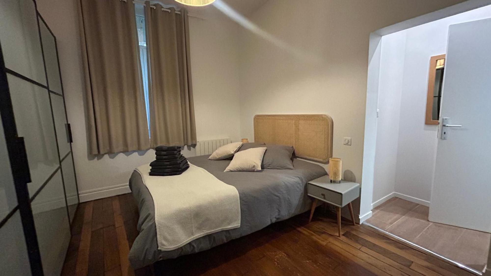 Grand Avec Patio A 14eme Apartment *