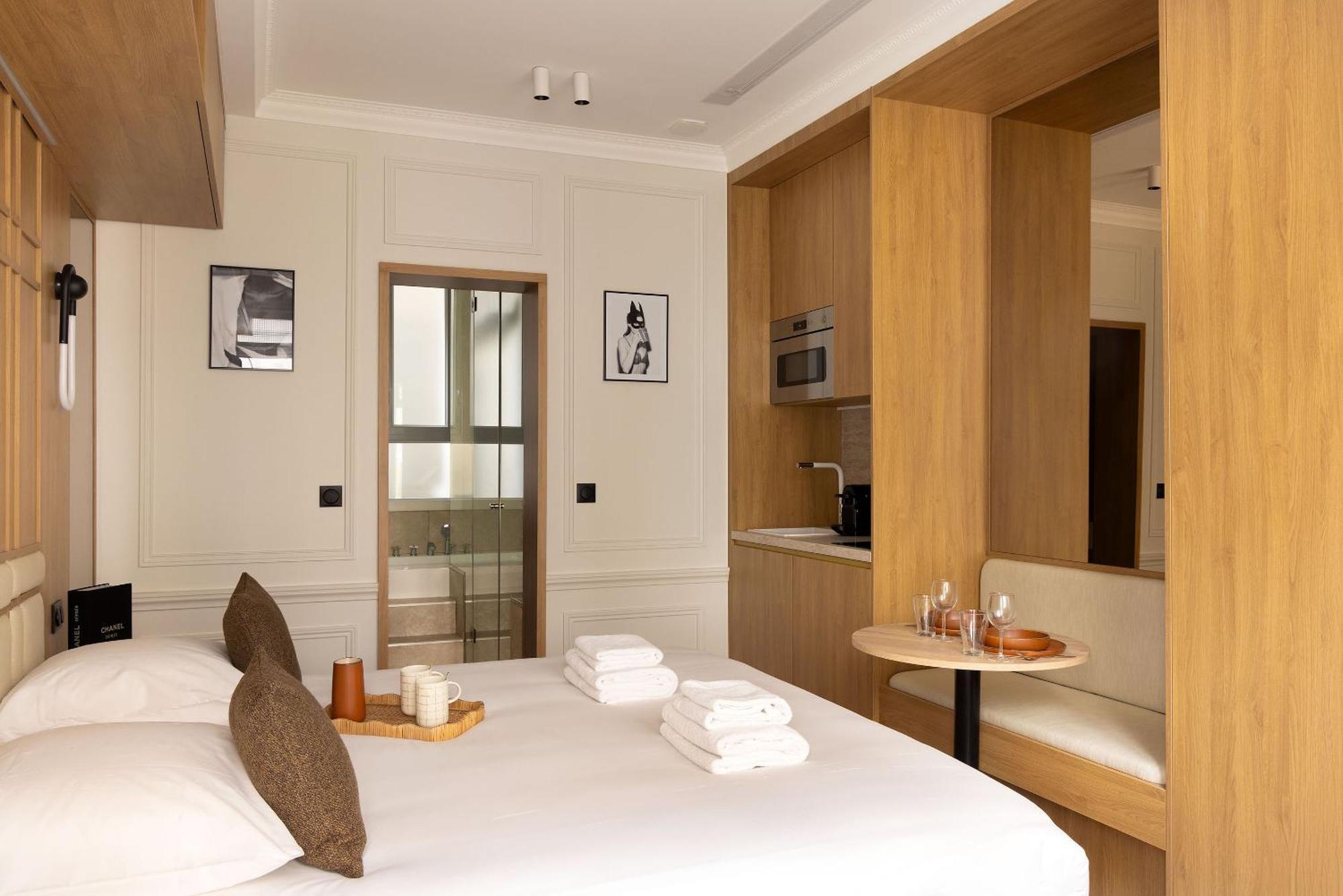Avec Jacuzzi & Cinema-gare Mont Parnasse * Paris