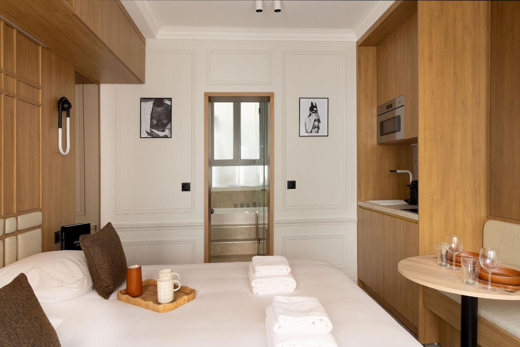 Avec Jacuzzi & Cinema-gare Mont Parnasse