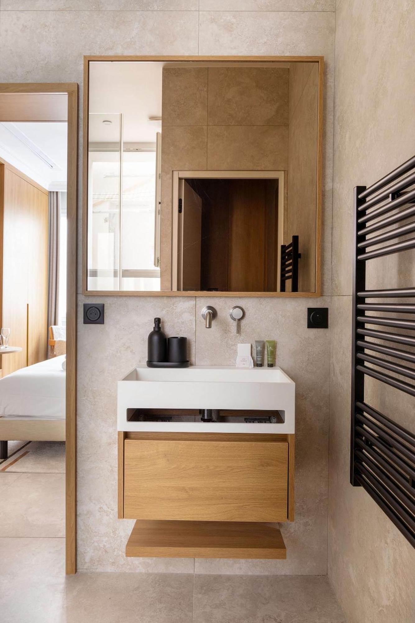 Avec Jacuzzi & Cinema-gare Mont Parnasse *