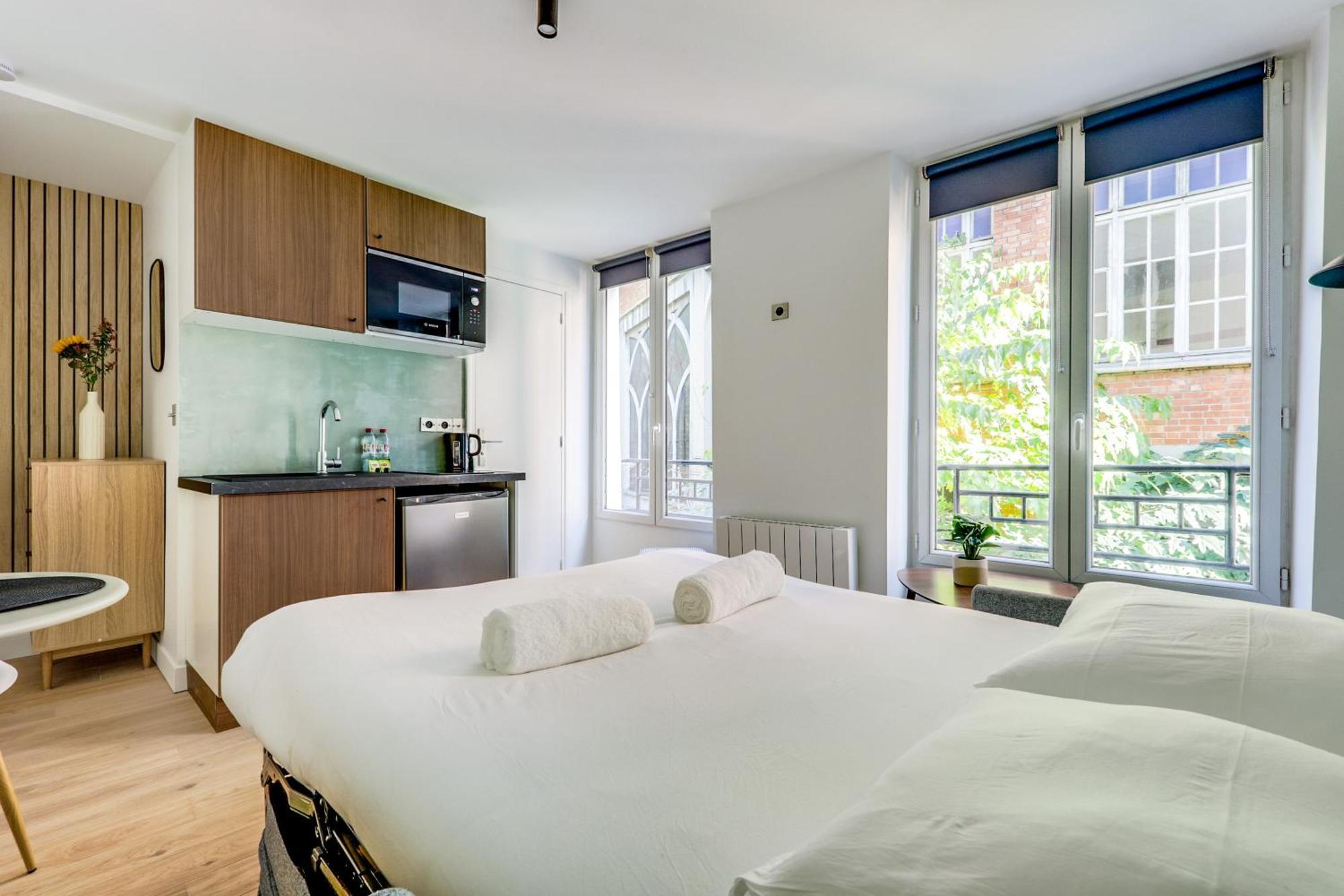 Montmartre L Center & Historic Sacre-coeur Apartment