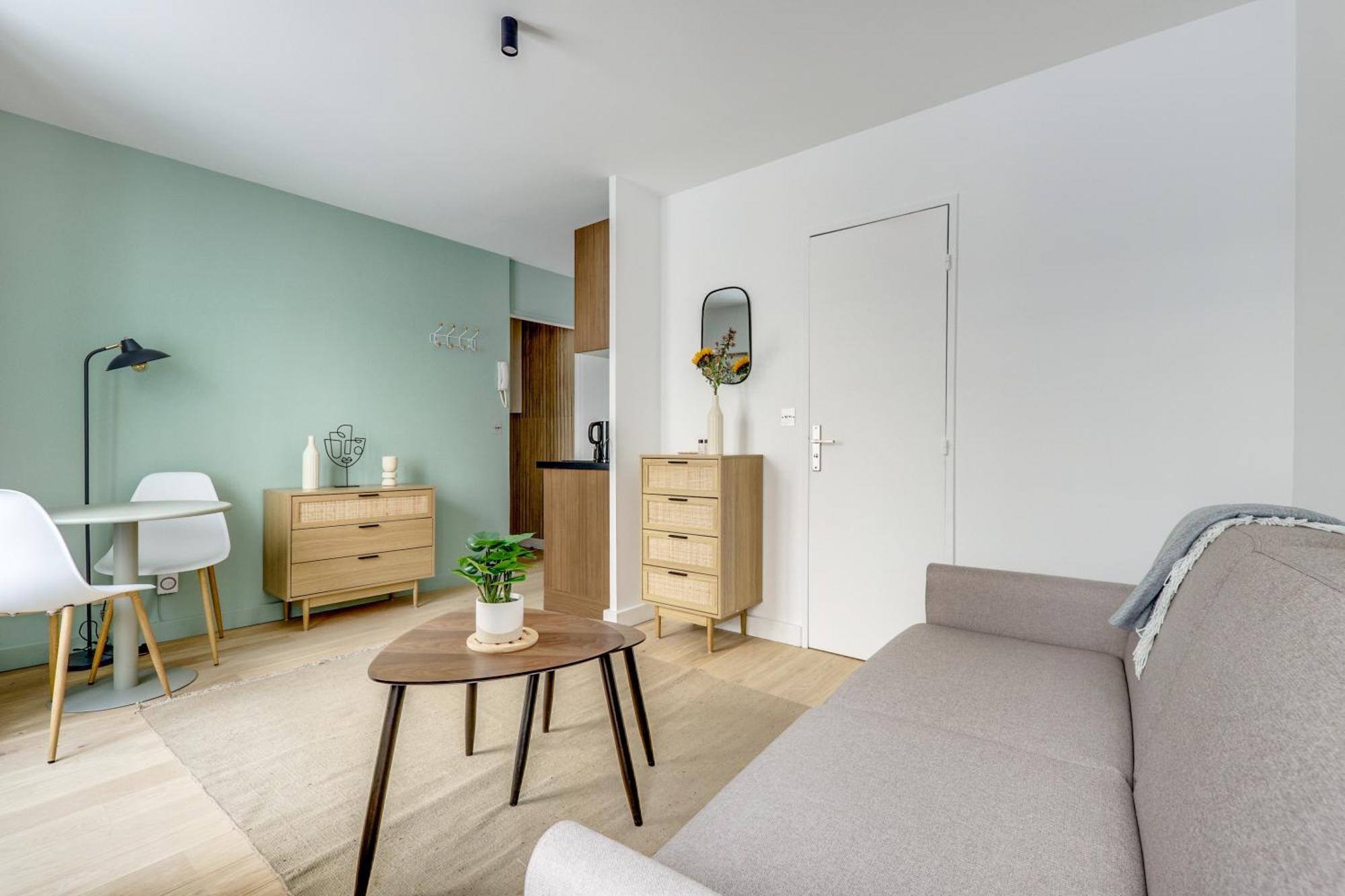 Montmartre L Center & Historic Sacre-coeur Apartment