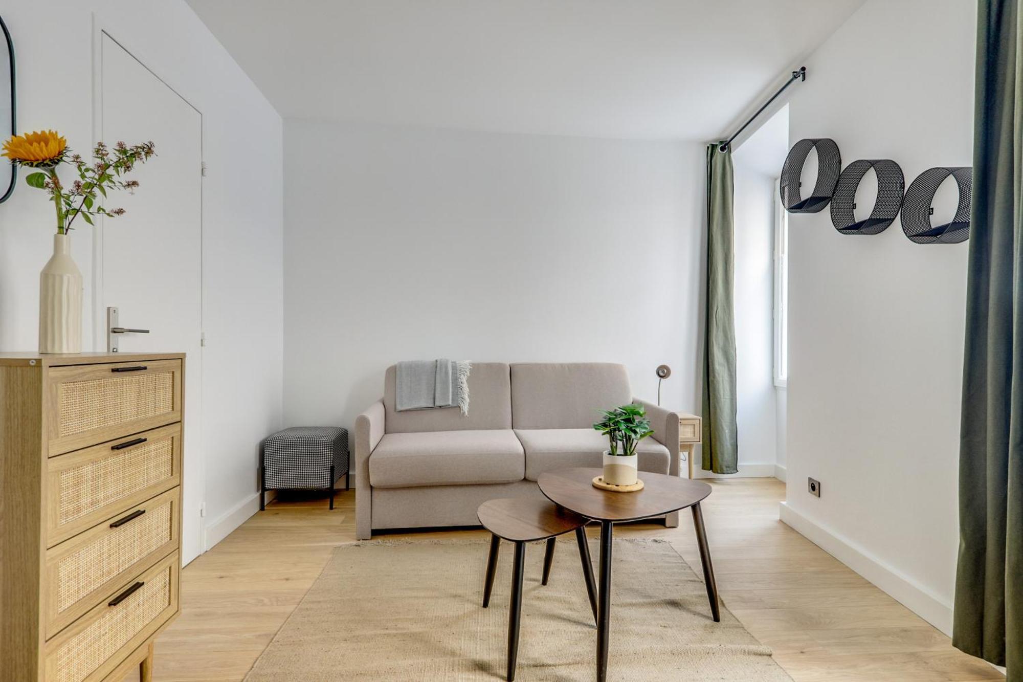 Montmartre L Center & Historic Sacre-coeur Apartment *