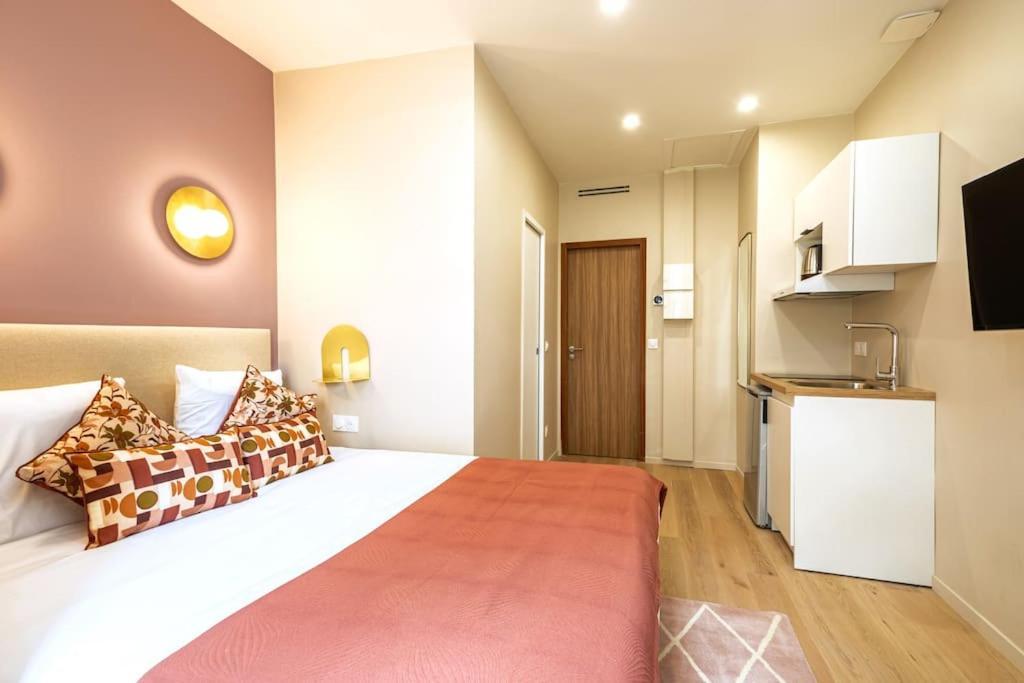 Neuf Beaux Quartiers 17eme - Ii Apartment