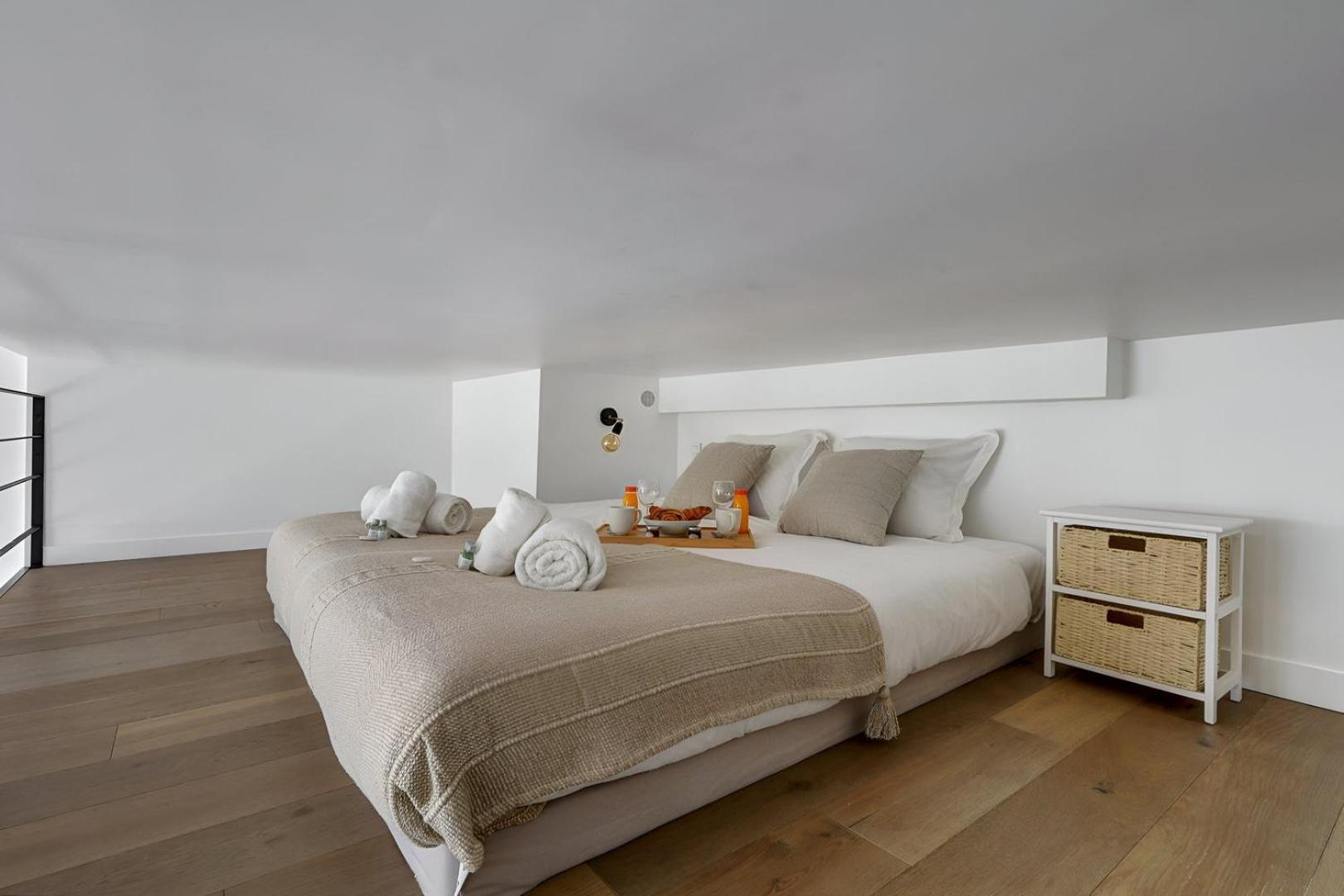 Apartment Bluestay 245 -duplex Sur Les Champs-elysees+balcon Paris