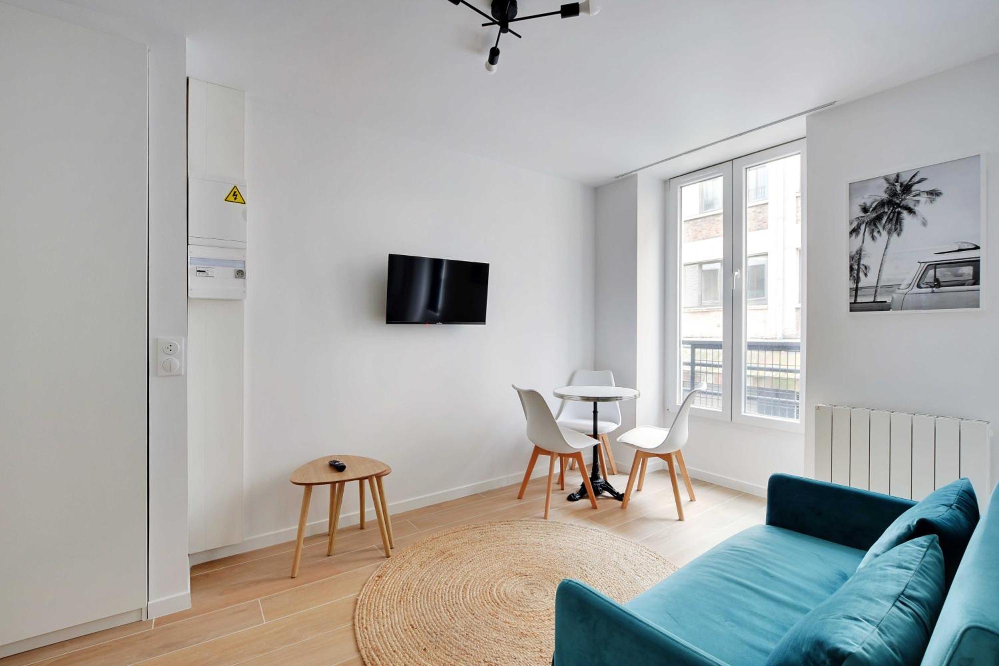Newly Renovated Republique Apartment *