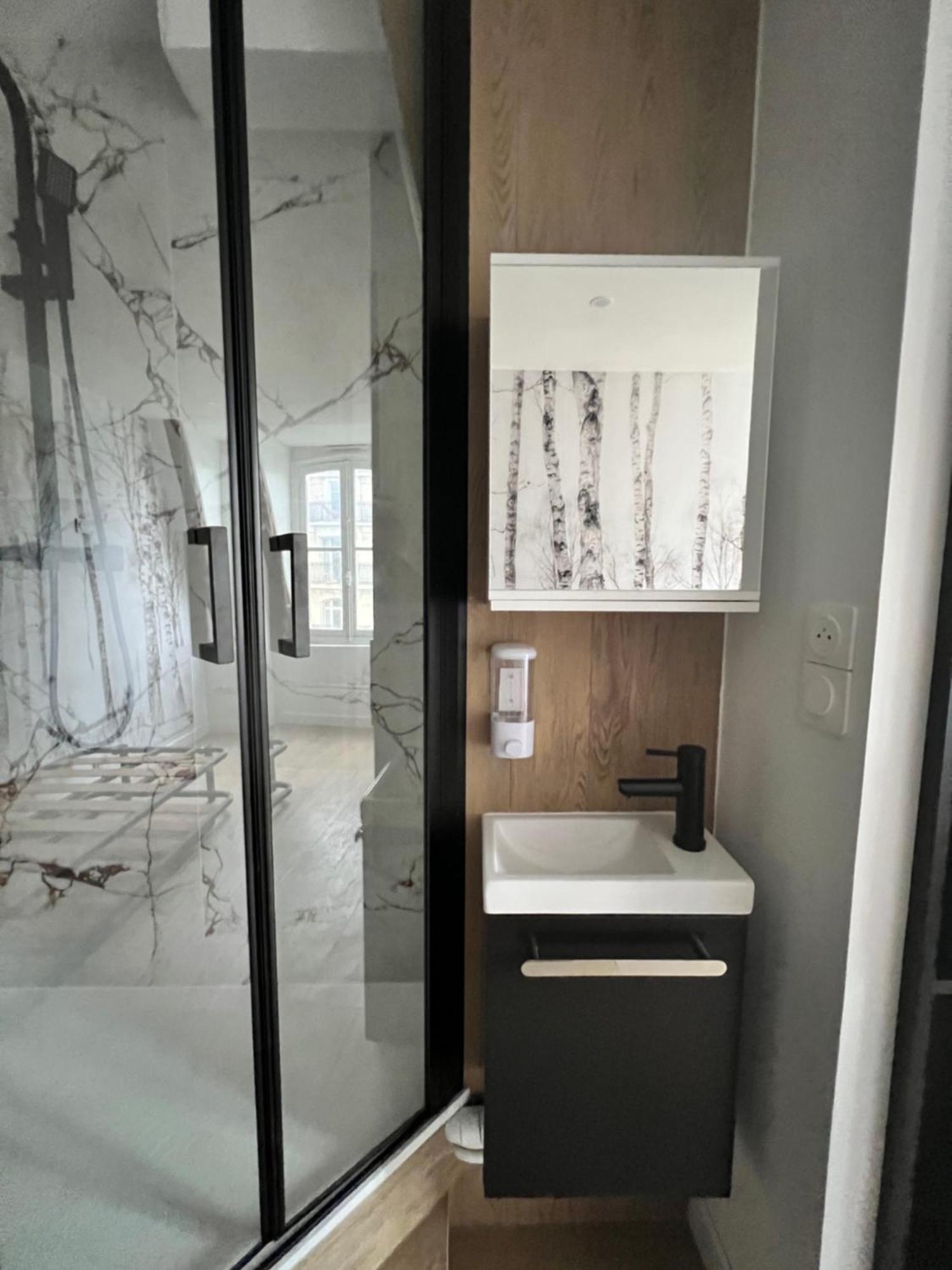 Apartment Batignolles, Montmartre 12m2 , Metro 13 Et 14 *