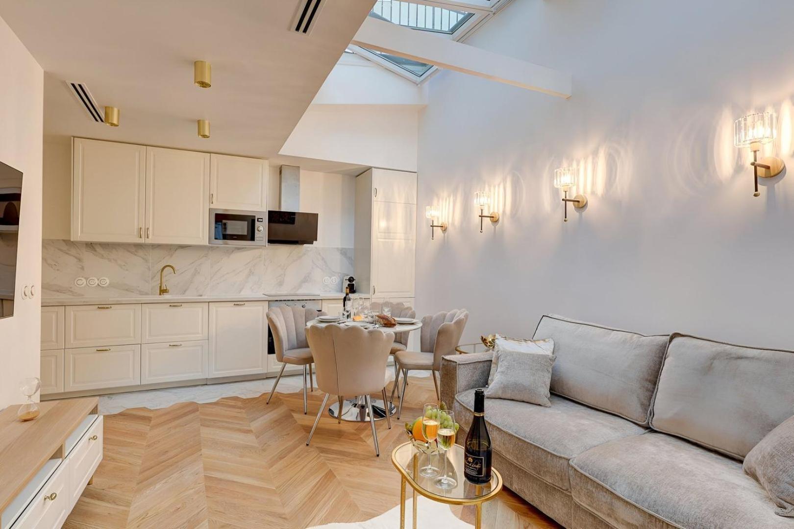 348 Ponthieu - Superb In Paris