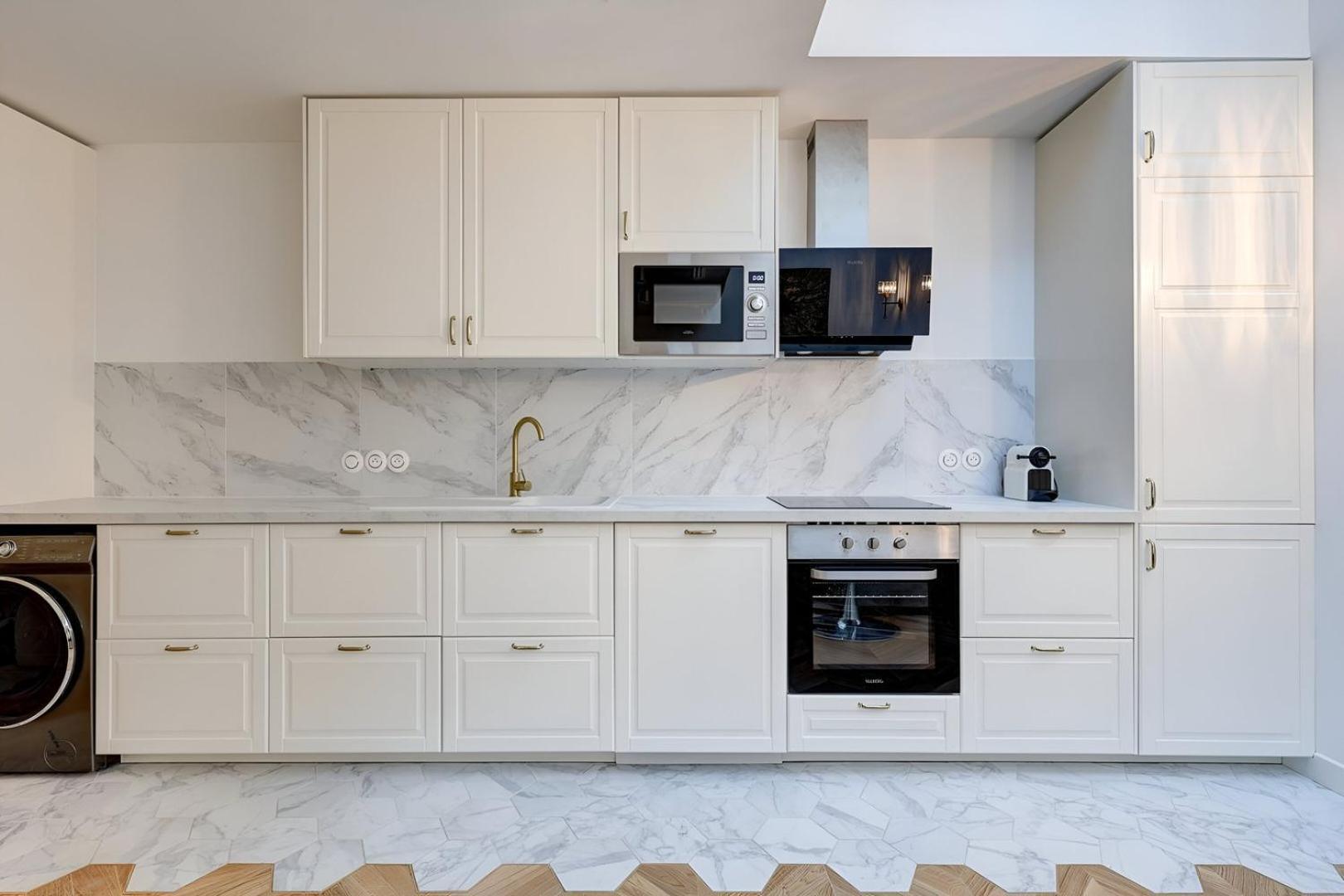 348 Ponthieu - Superb In * Paris