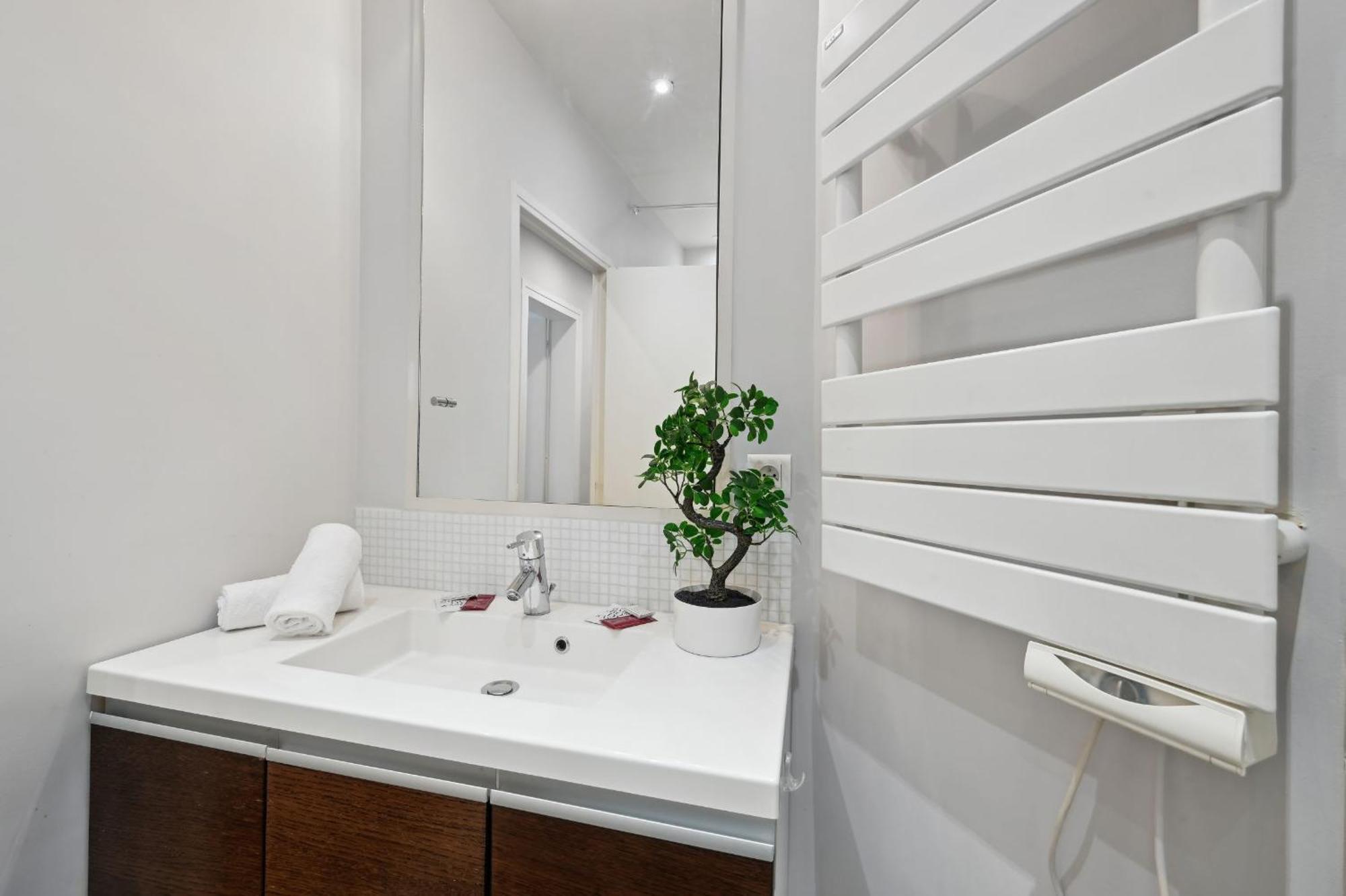 Champs-elysees & Arc De Triomphe - Cityapartmentstay Apartment