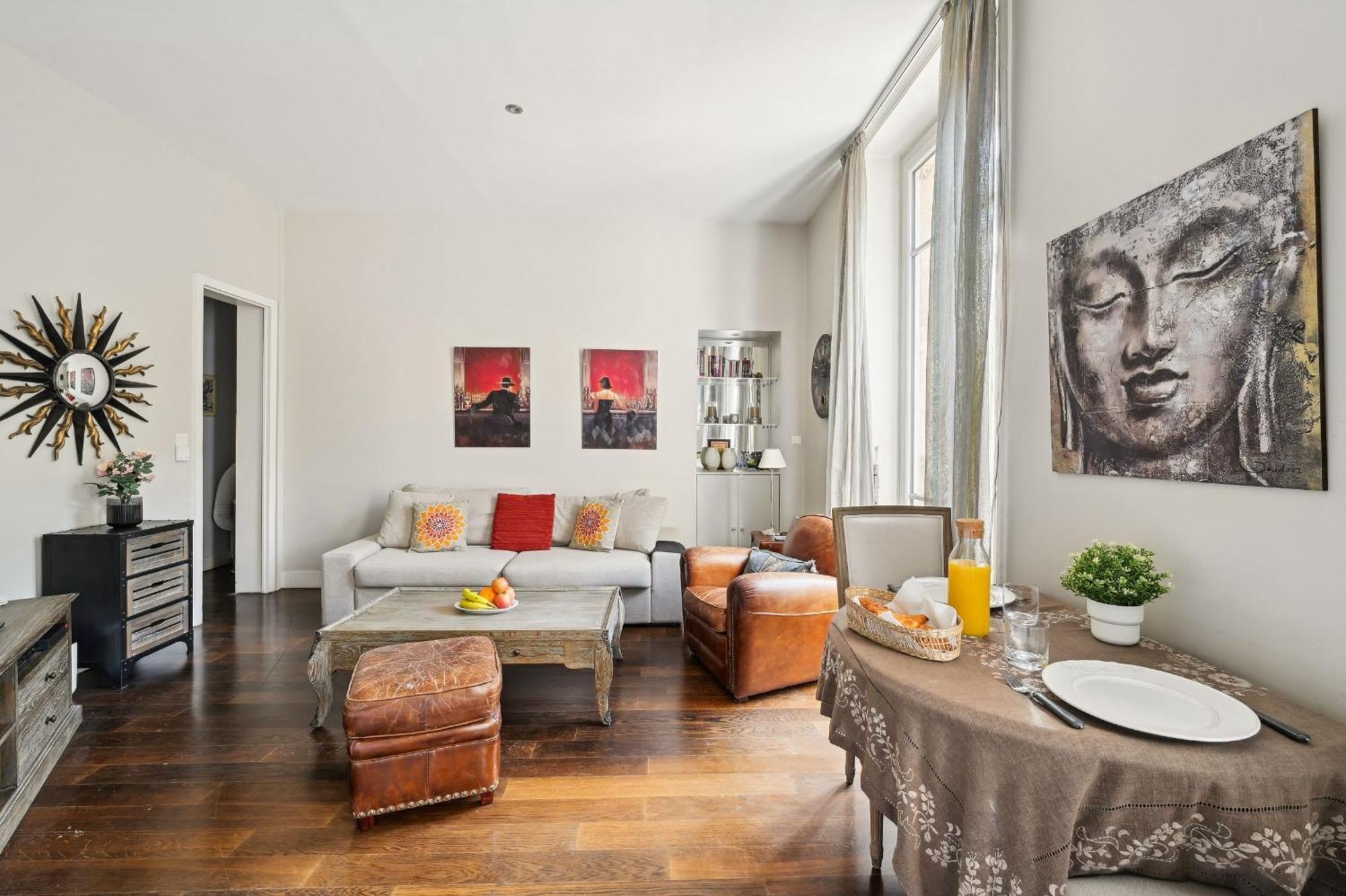 Champs-elysees & Arc De Triomphe - Cityapartmentstay