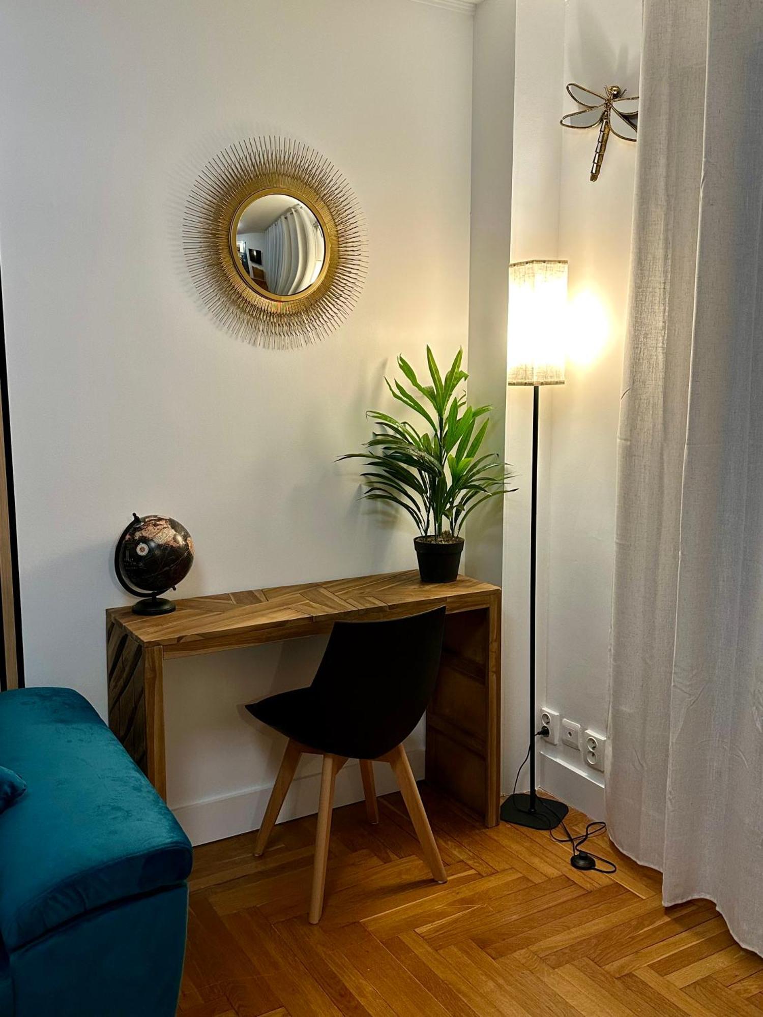 5 Personnes Leon Frot Apartment Paris