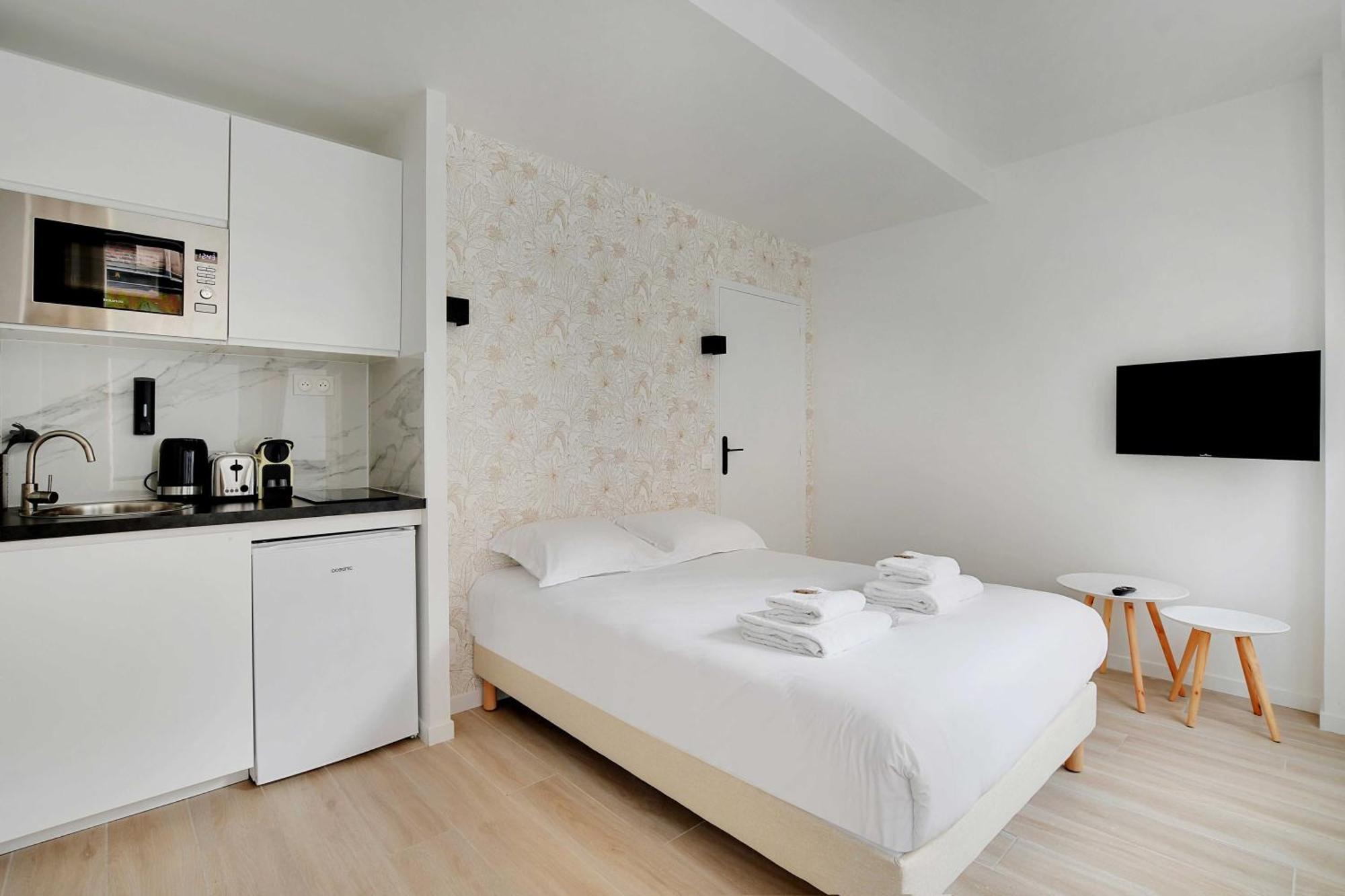 Newly Renovated Republique Apartment *