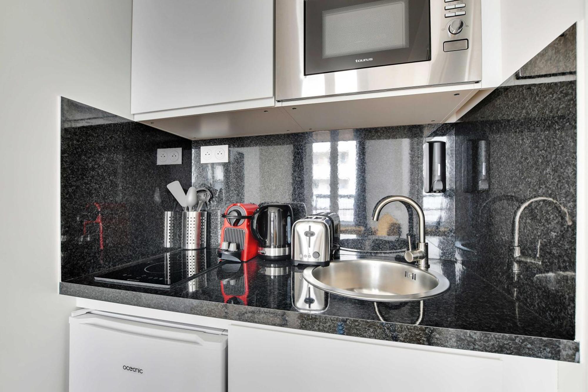Newly Renovated Republique Apartment