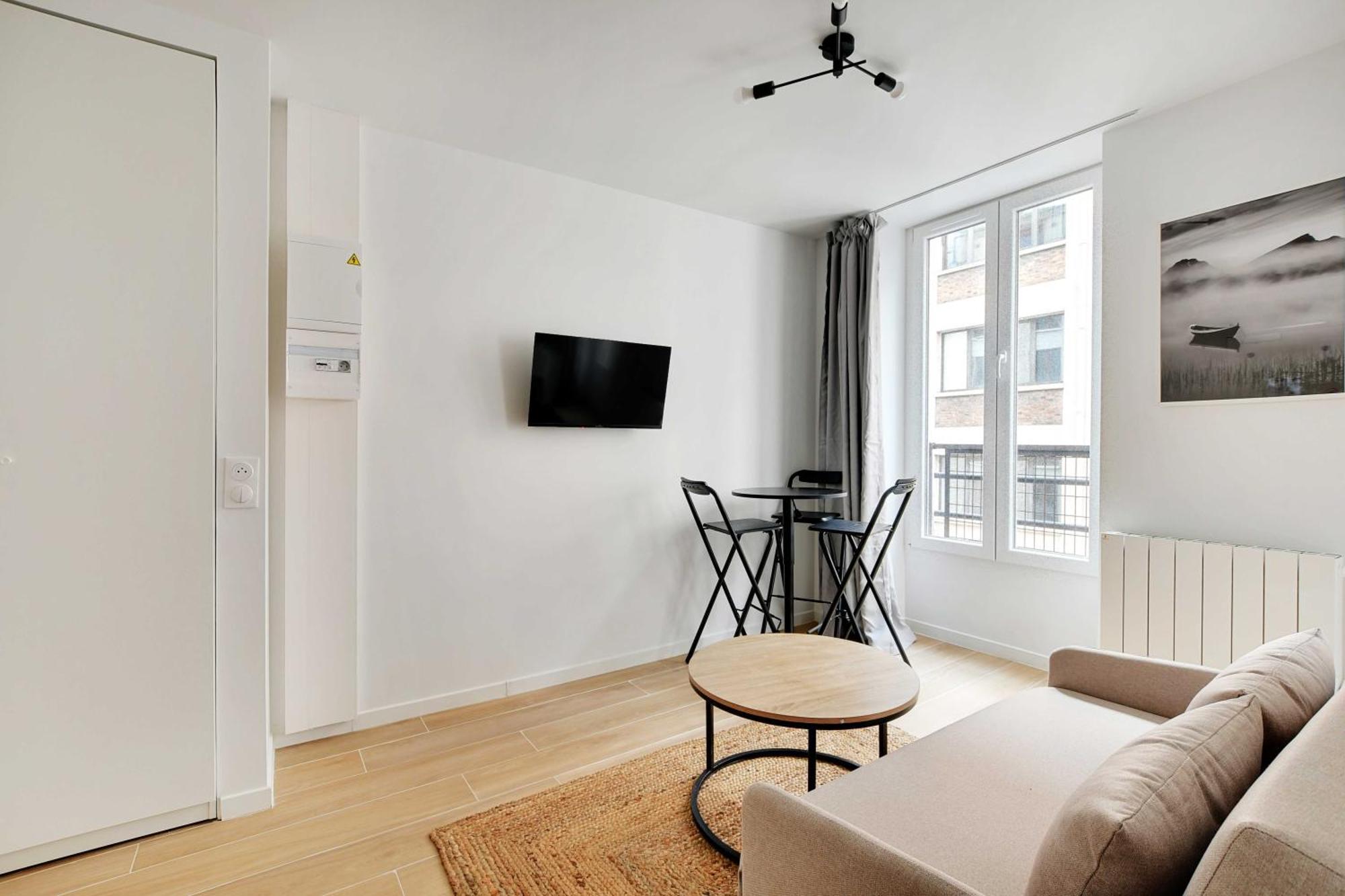 Newly Renovated Republique Apartment *