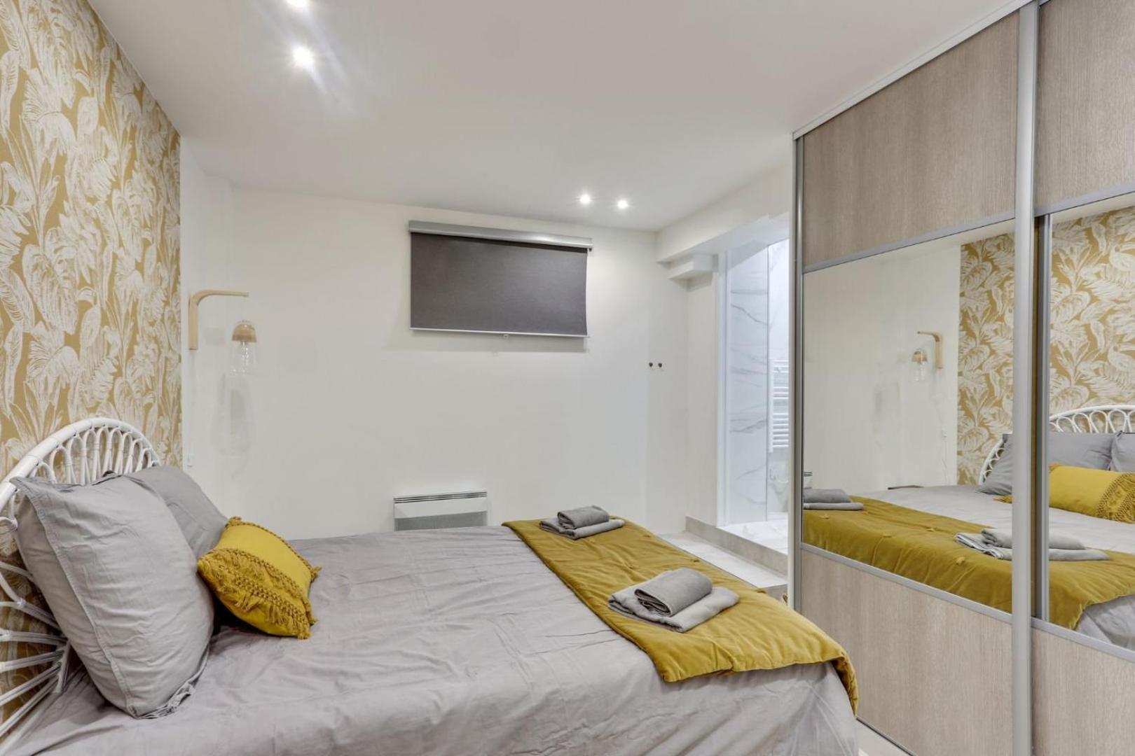 143 La Francaise, Apt, * Paris
