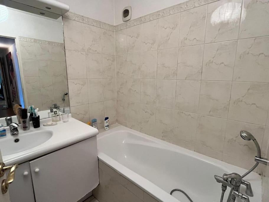 3 Terrasse Et Parking Gratuit * Paris