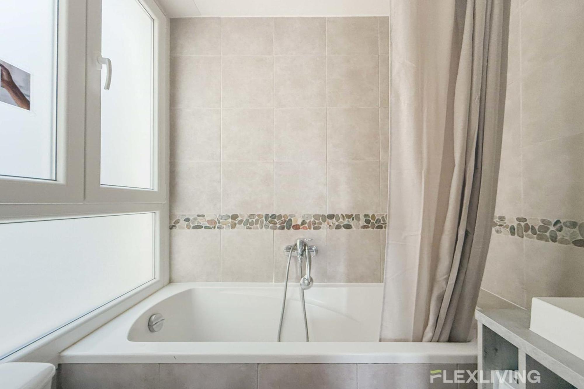 Flexliving - One Bedroom - Houdon Apartment *
