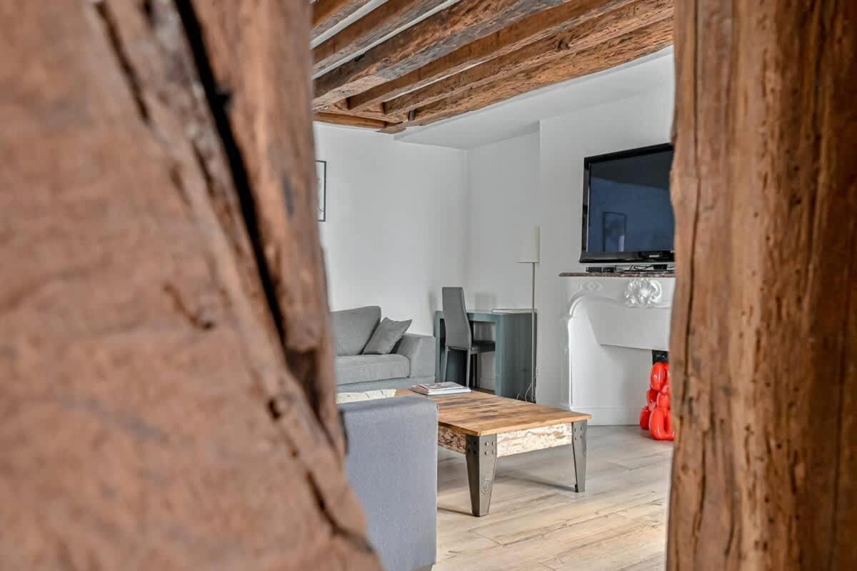 Apartment Grand 2 Pieces Typique Du Marais - Flat-guest Paris