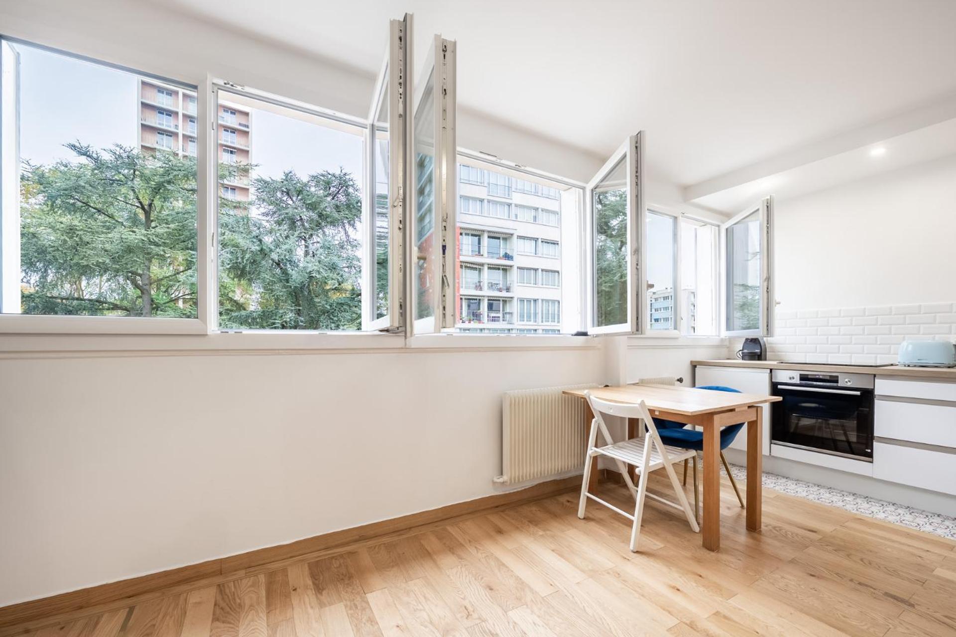 Apartment Charming Parisian Away From In The Heart Of Paris