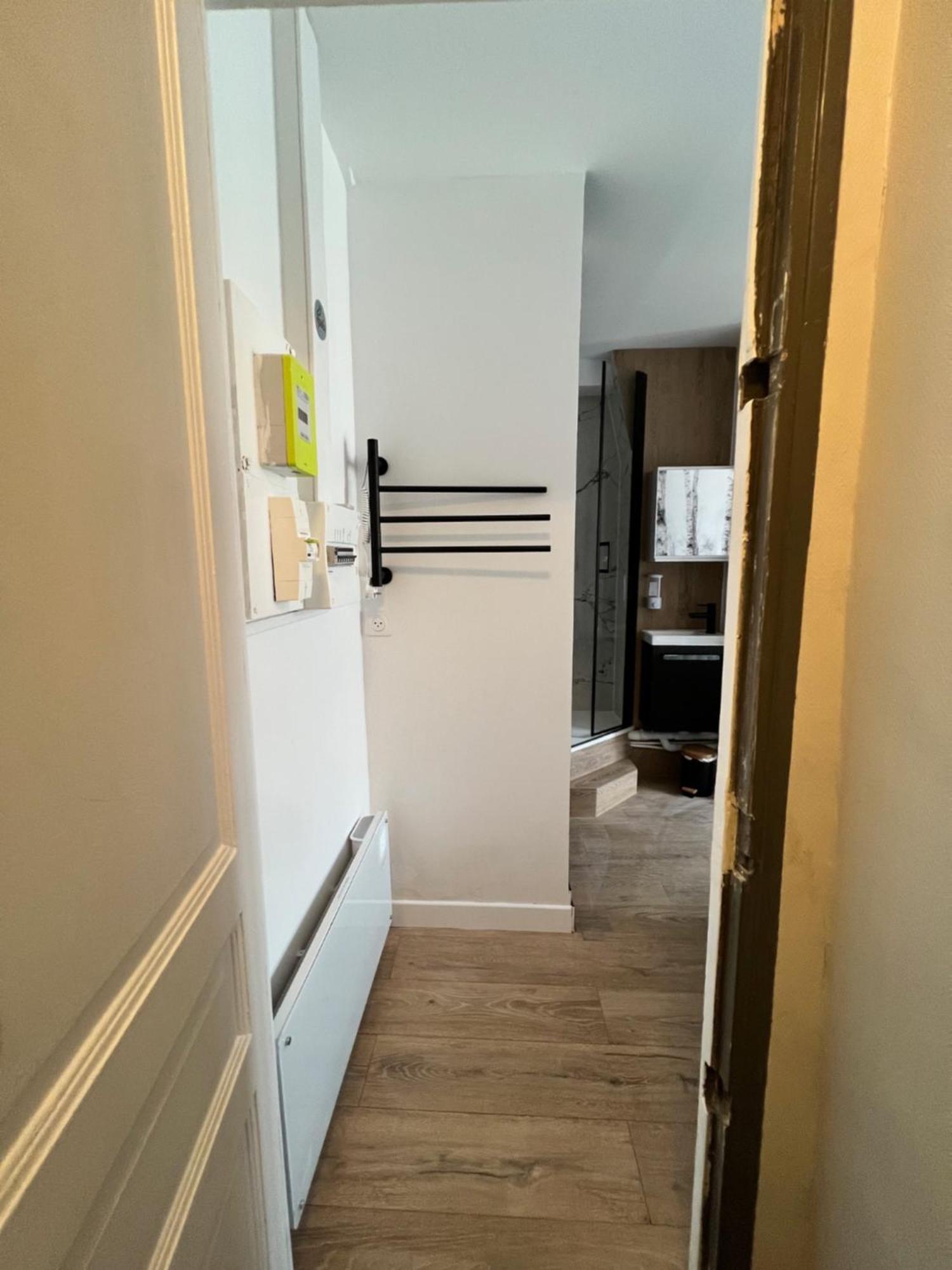 Batignolles, Montmartre 12m2 , Metro 13 Et 14 Paris