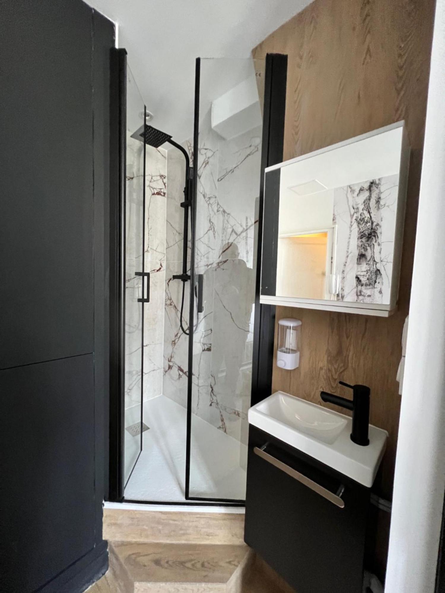 Batignolles, Montmartre 12m2 , Metro 13 Et 14 * Paris