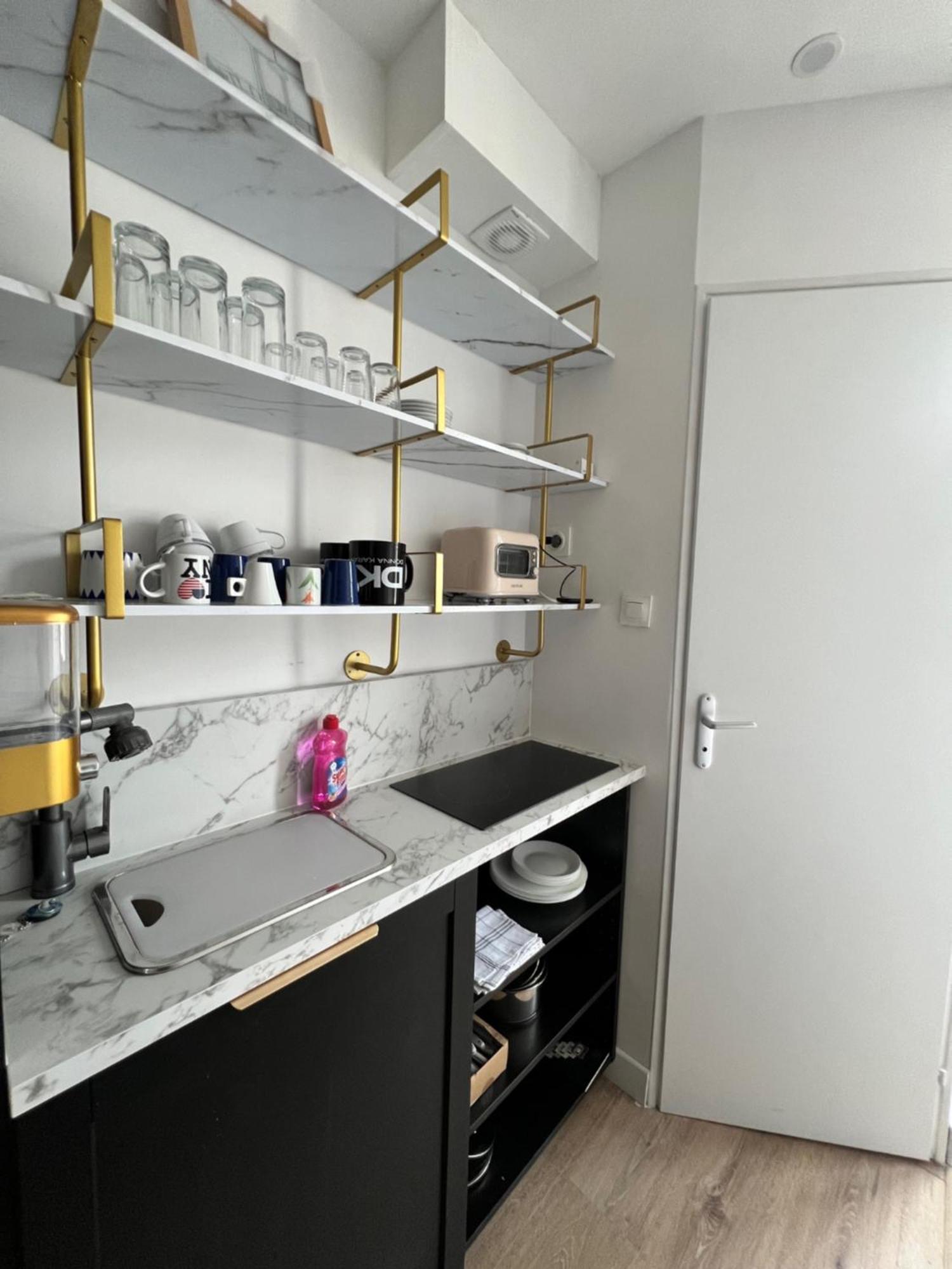 Batignolles, Montmartre 12m2 , Metro 13 Et 14