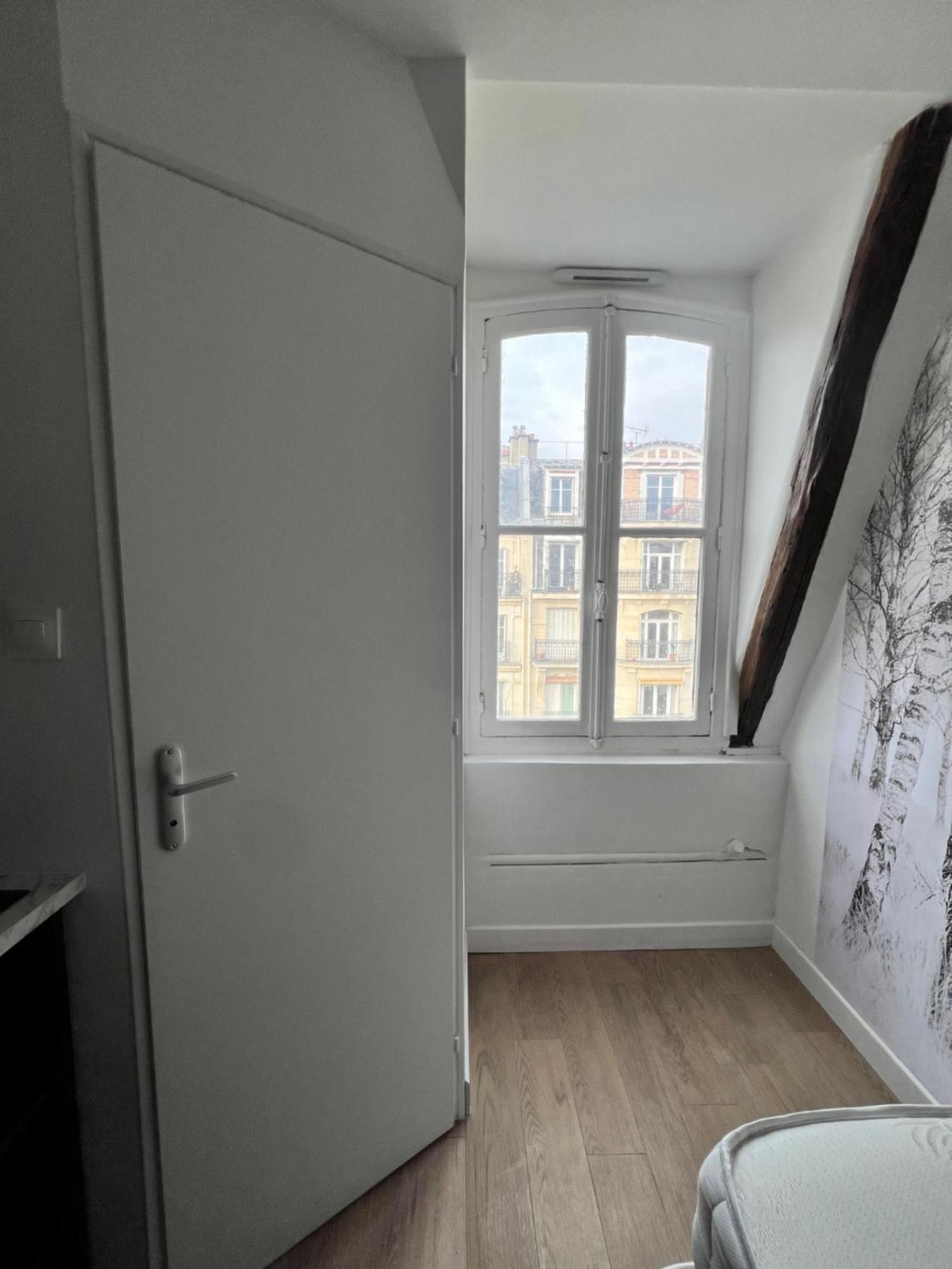 Apartment Batignolles, Montmartre 12m2 , Metro 13 Et 14