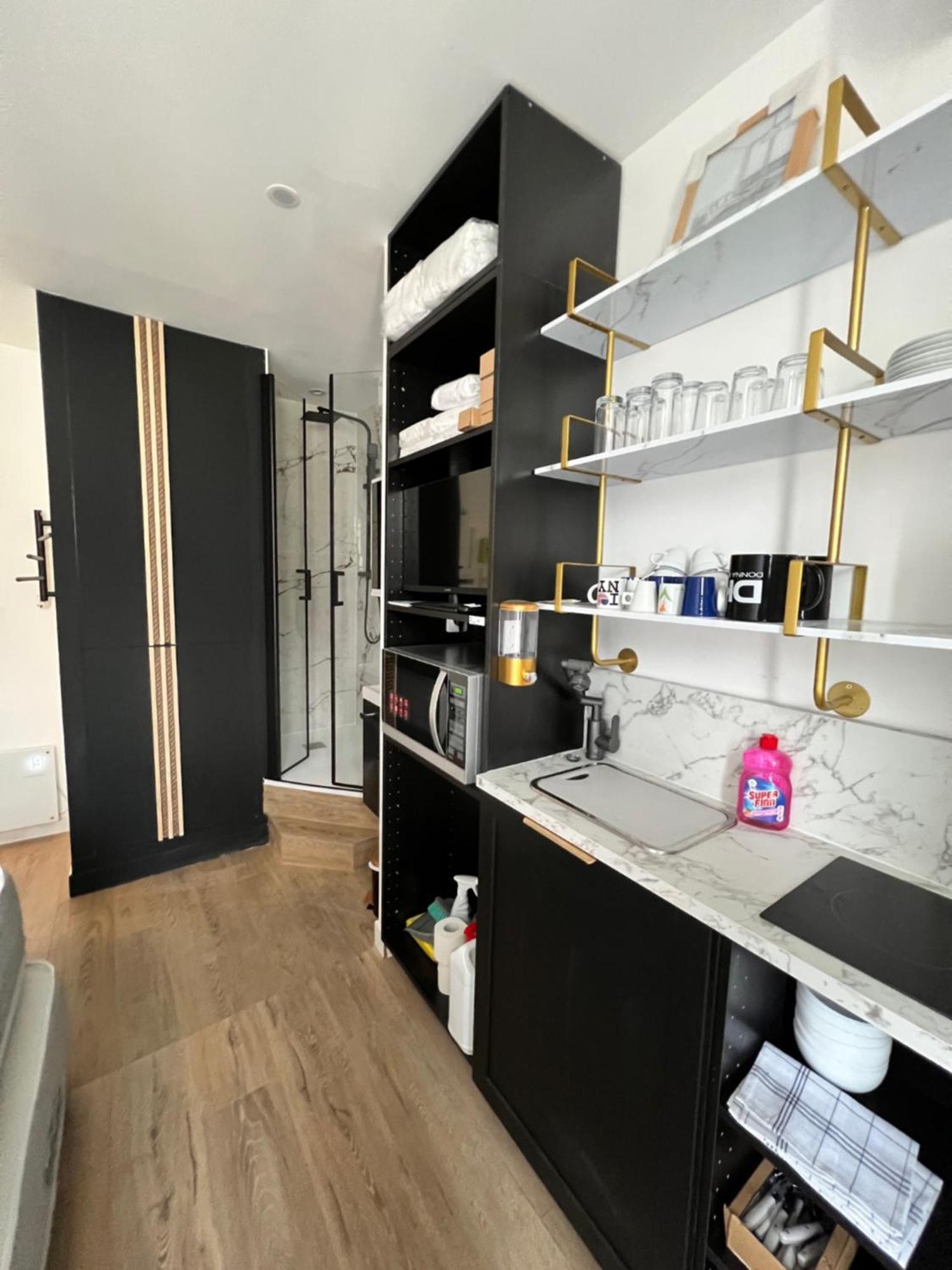 Batignolles, Montmartre 12m2 , Metro 13 Et 14 Paris