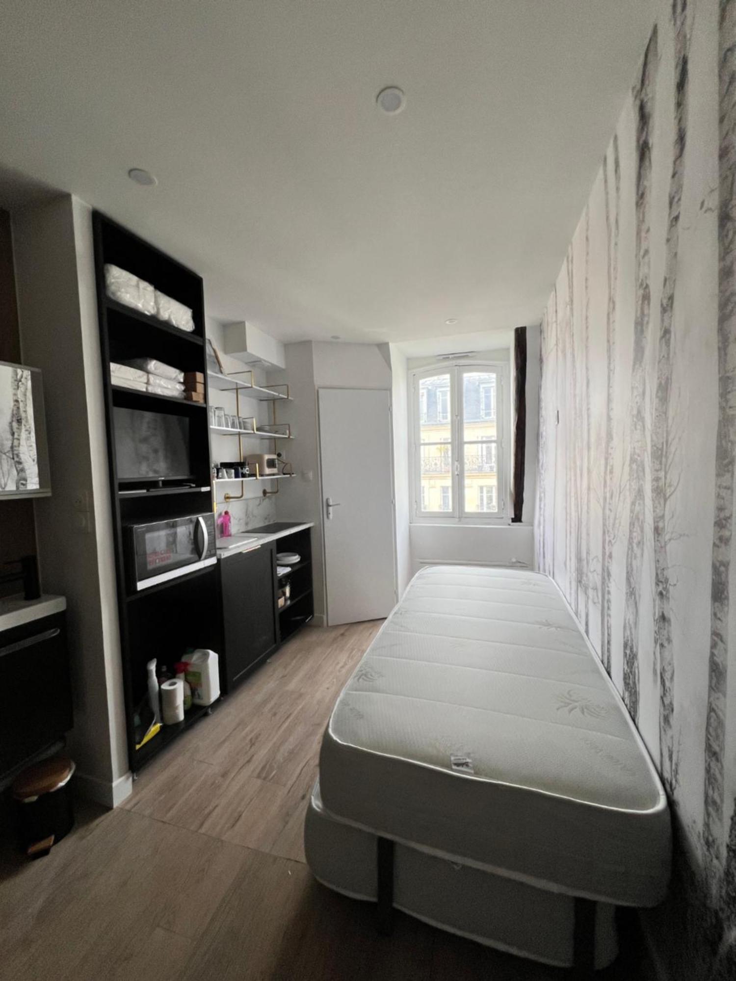 Apartment Batignolles, Montmartre 12m2 , Metro 13 Et 14