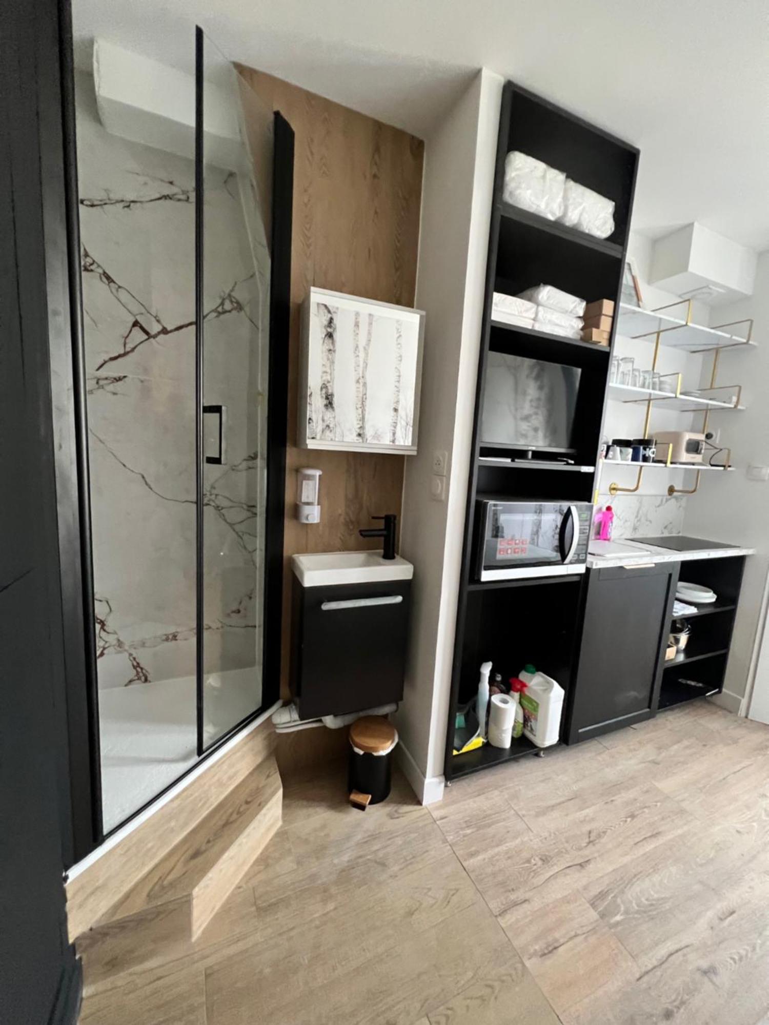 Batignolles, Montmartre 12m2 , Metro 13 Et 14 * Paris