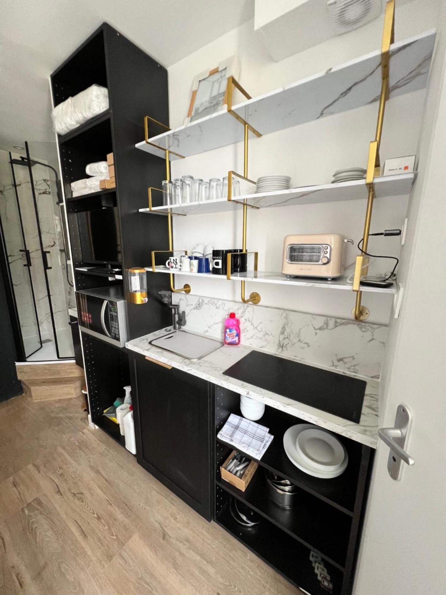 Batignolles, Montmartre 12m2 , Metro 13 Et 14 Apartment *