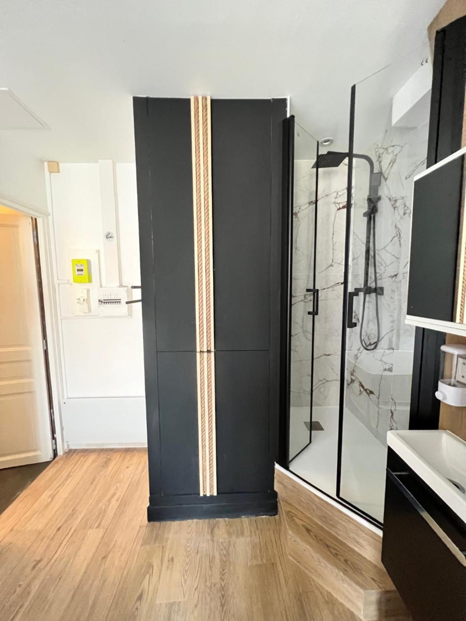 Batignolles, Montmartre 12m2 , Metro 13 Et 14 *