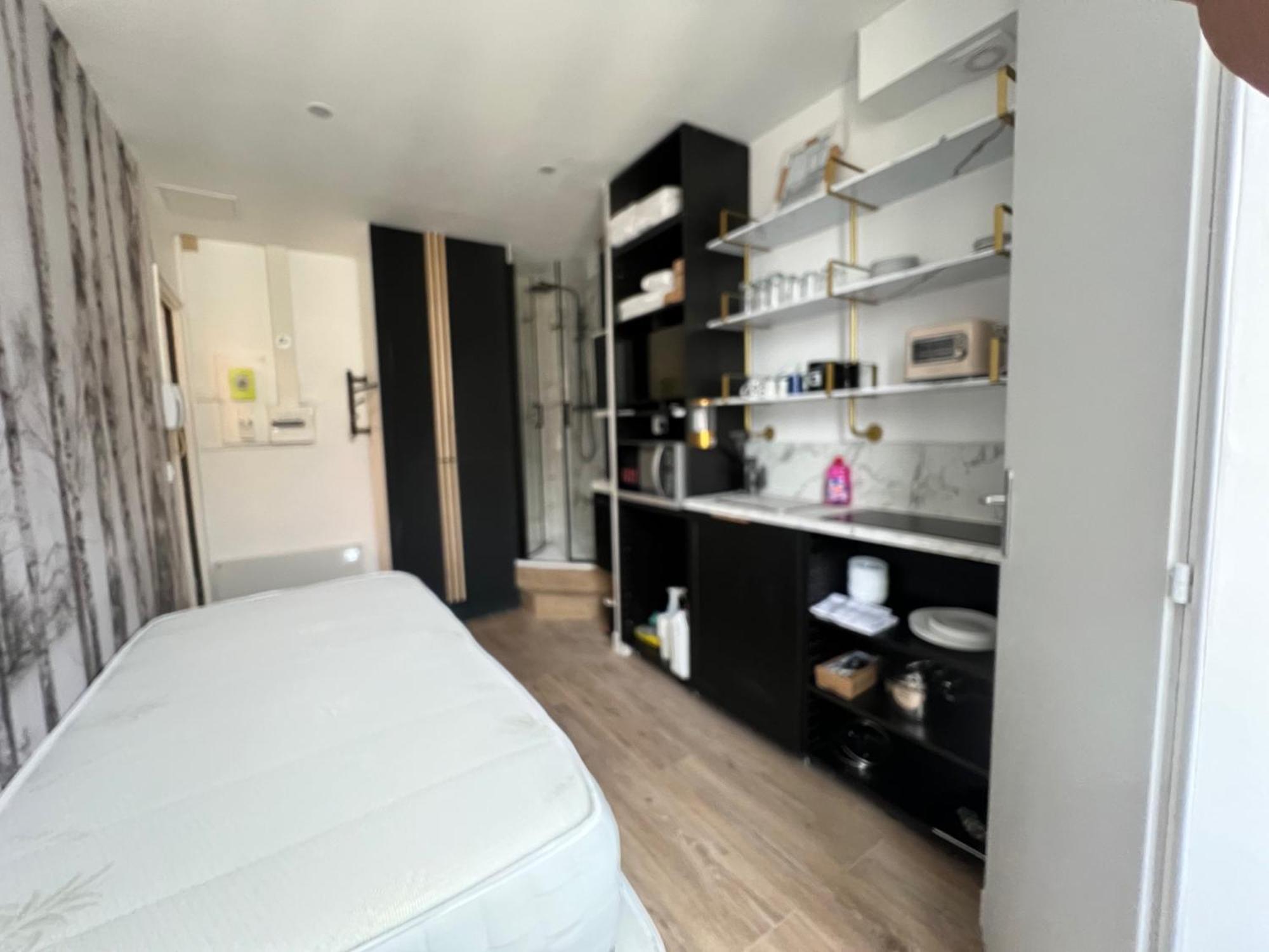 Batignolles, Montmartre 12m2 , Metro 13 Et 14 Paris