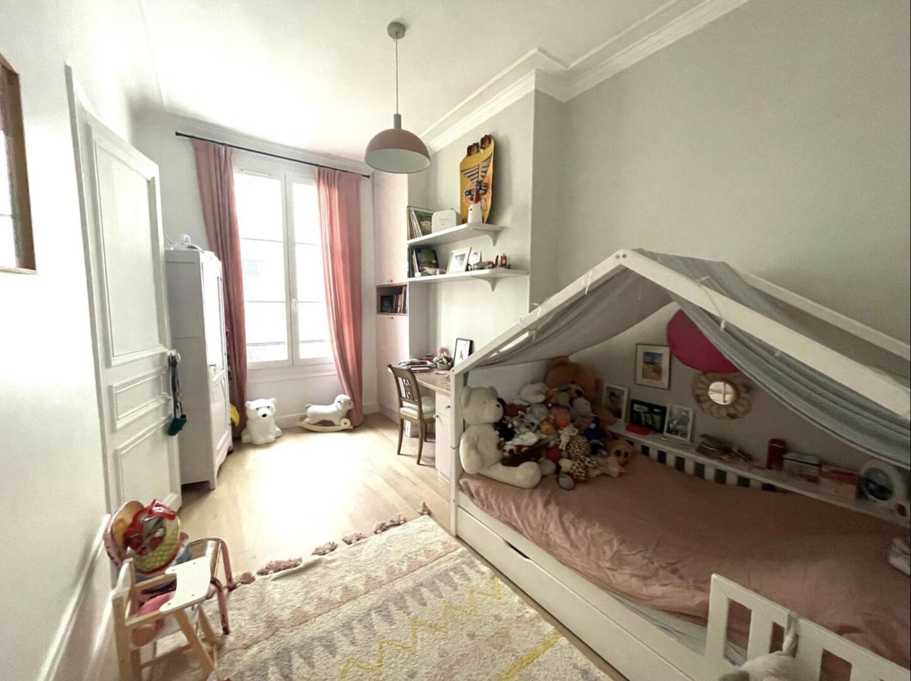 3 Bedrooms In Montmartre Apartment *