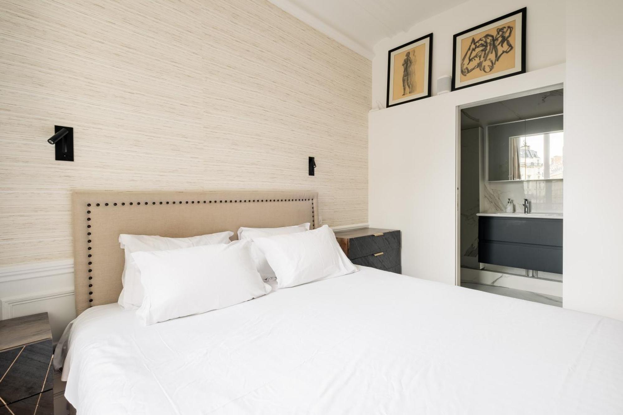 Veeve - Timeless Majesty Paris