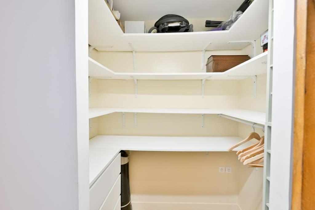Studio Cache, Canal Saint-martin Apartment