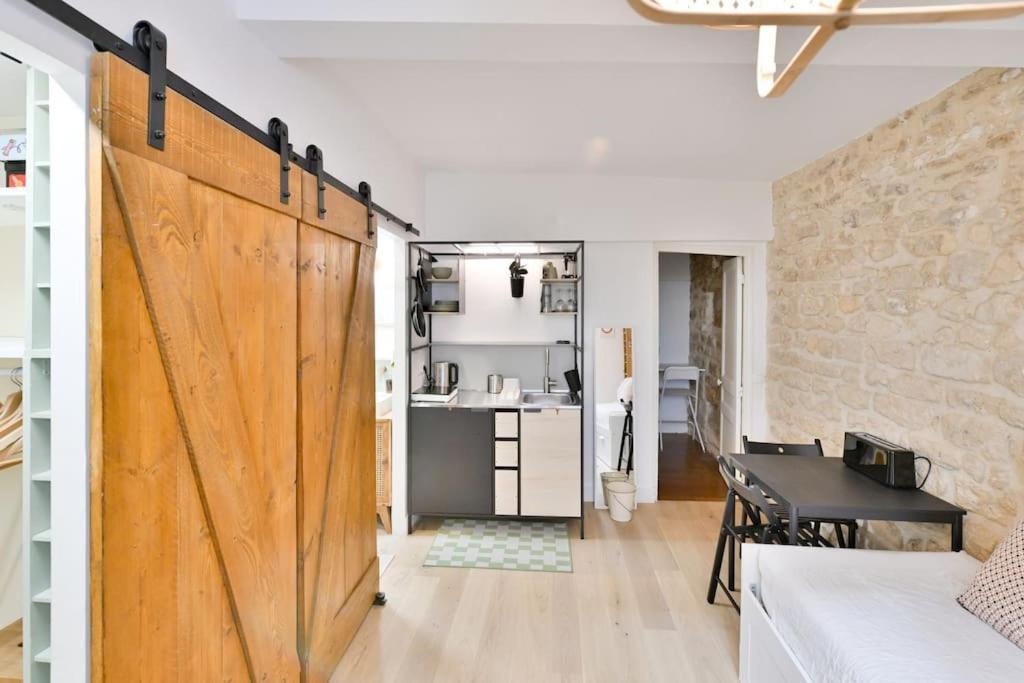 Studio Cache, Canal Saint-martin Apartment