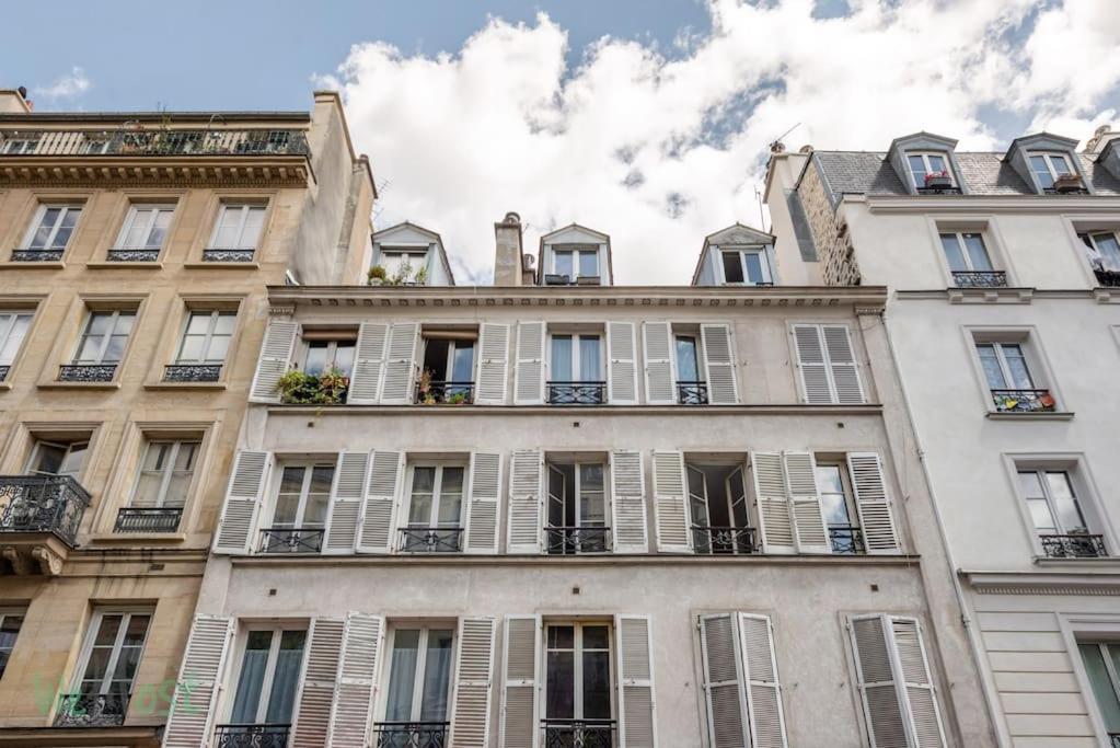 For 2p In Montmartre District Paris